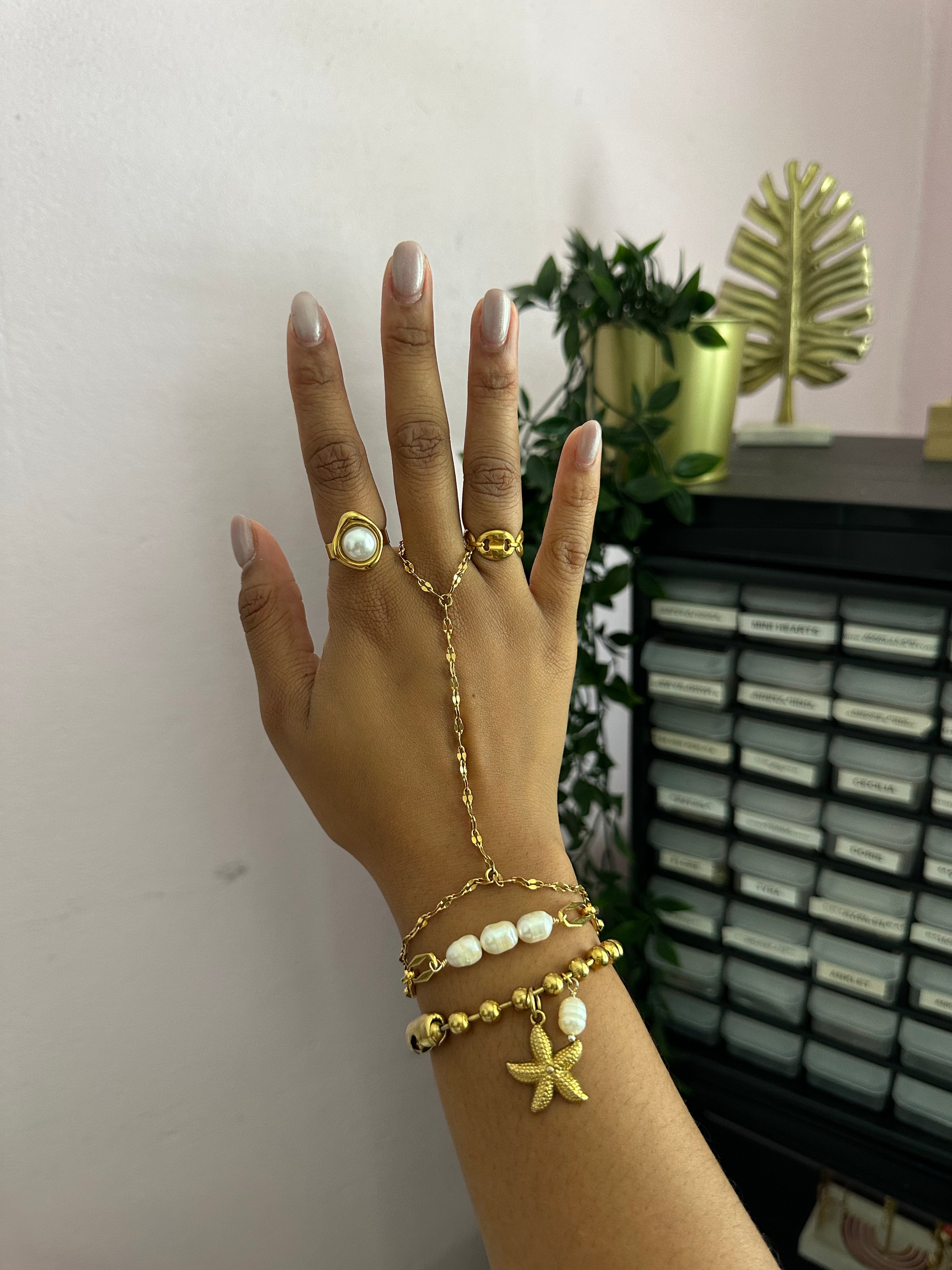 Lucia Li Hand Chain